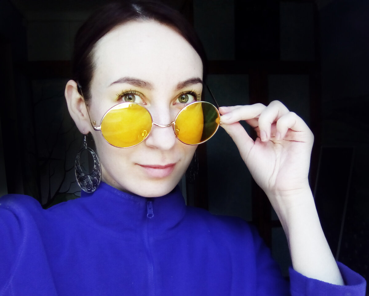 Ношу регулярно и дома, и на улице, хотя эта форма мне  не очень идет. 