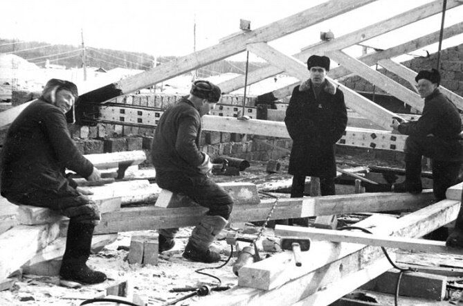Бригада шабашников на строительстве сельского клуба. Фото из Сети.