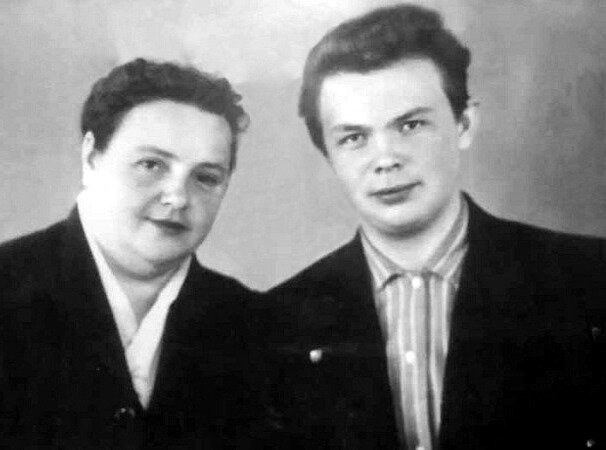 Юрий Рычков с мамой Антониной Гавриловной, источник: yandex.ru