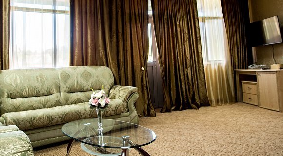 Двухкомнатный номер Люкс 5500 рублей/сутки. Фото с сайта: https://kurortsk.ru