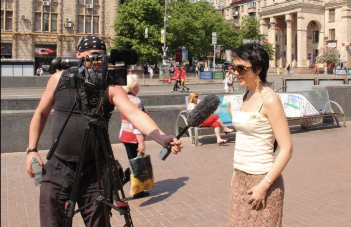 Хотела найти хоть одно фото той ТВ поры! Я ведь интервью брать на Немцове обучалась, пресс-конференции - на Кириенко (о времена, о нравы!) но соцсетей еще не было, чтобы увековечить, где они хранятся - не знаю. А это не я беру интервью, а у меня:)