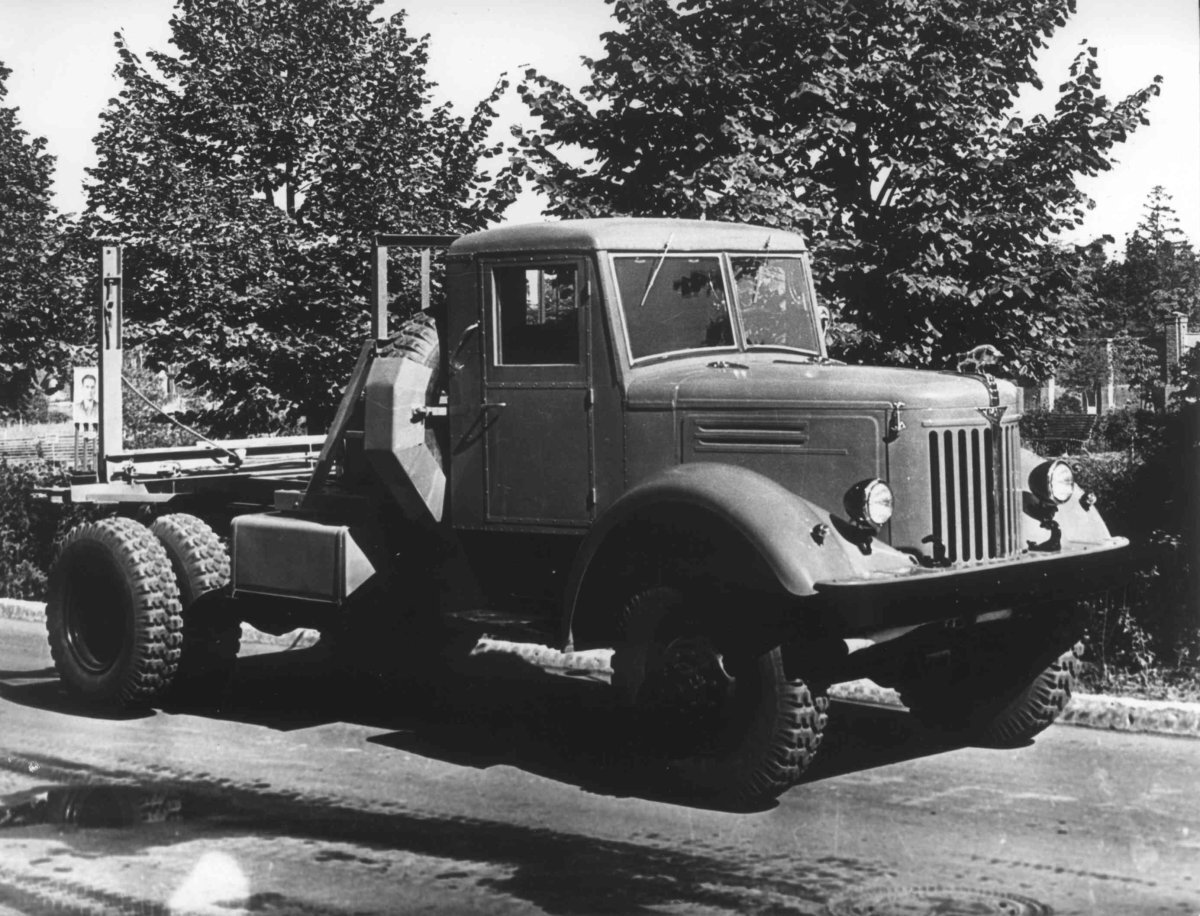 Первые лесовозы имели  сплошной колёсодержатель. Адрес иллюстрации: https://drikus.club/6627-maz-501-lesovoz.html