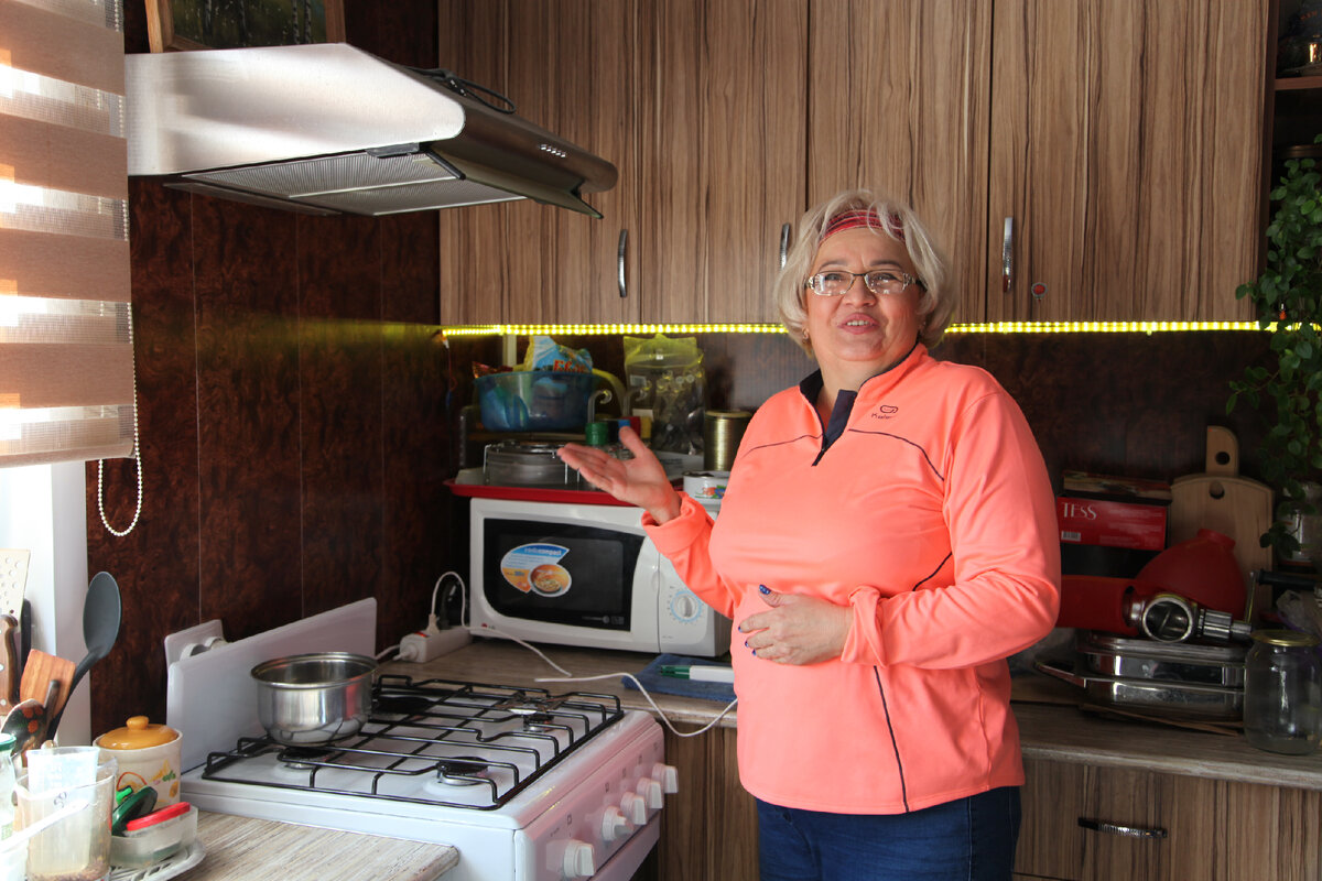 Вентиляция хорошая, перед плитой достаточно места — всё по правилам!