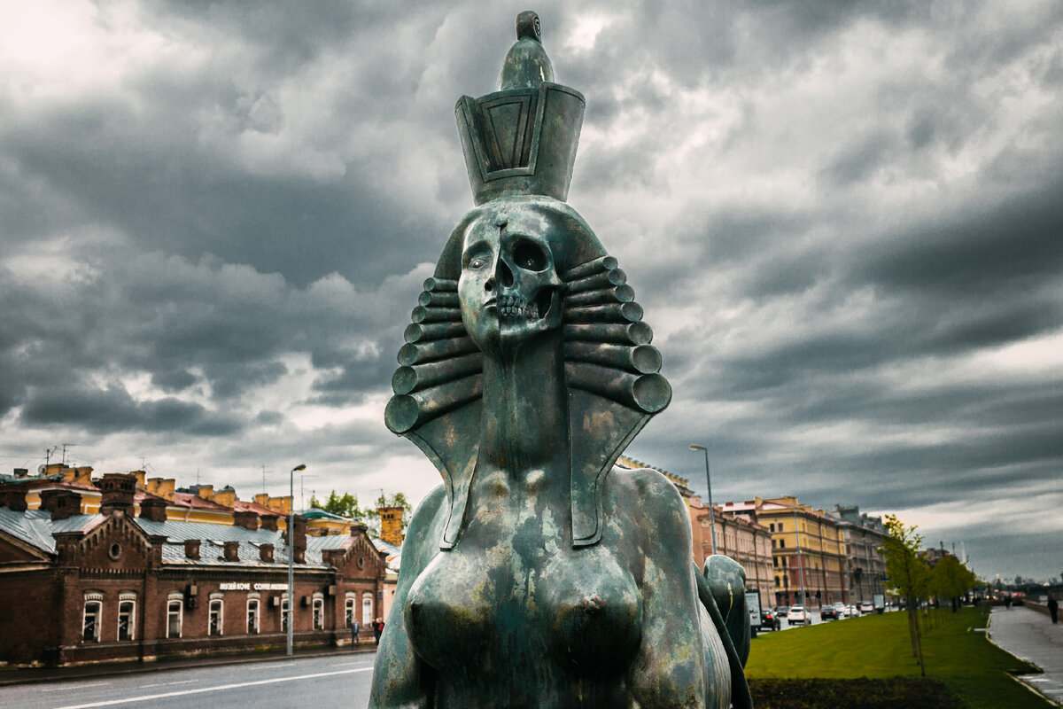 Сфинксы - черепа. Фотография автора.