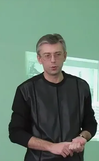 Ерёмушкин Михаил Анатольевич. 1969 года рождения, Москвич, в 1987 году с отличием окончил Московское медицинское училище №4 по специальности ;медицинская сестра широкого профиля;. Работал медбратом в травматологическом пункте, массажистом физиотерапевтического отделения городской поликлиники.