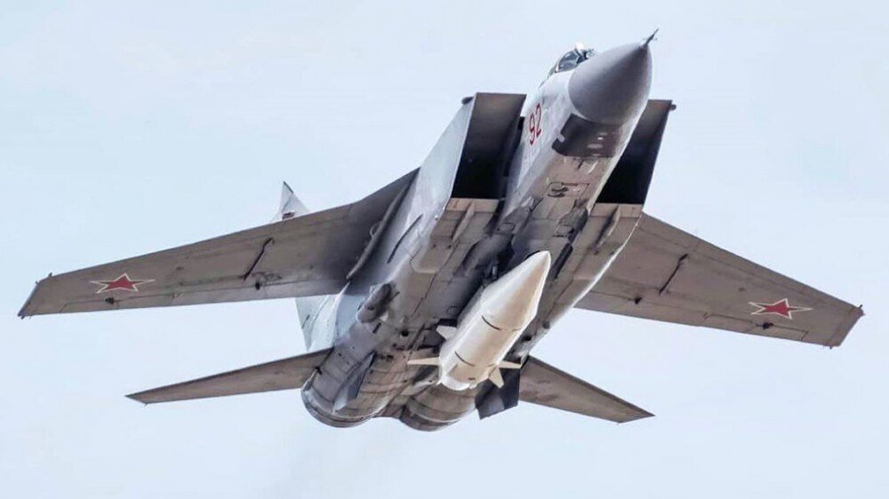 Сверхзвуковой истребитель-перехватчик МиГ-31К с гиперзвуковой ракетой "Кинжал". Источник: Яндекс.Картинки