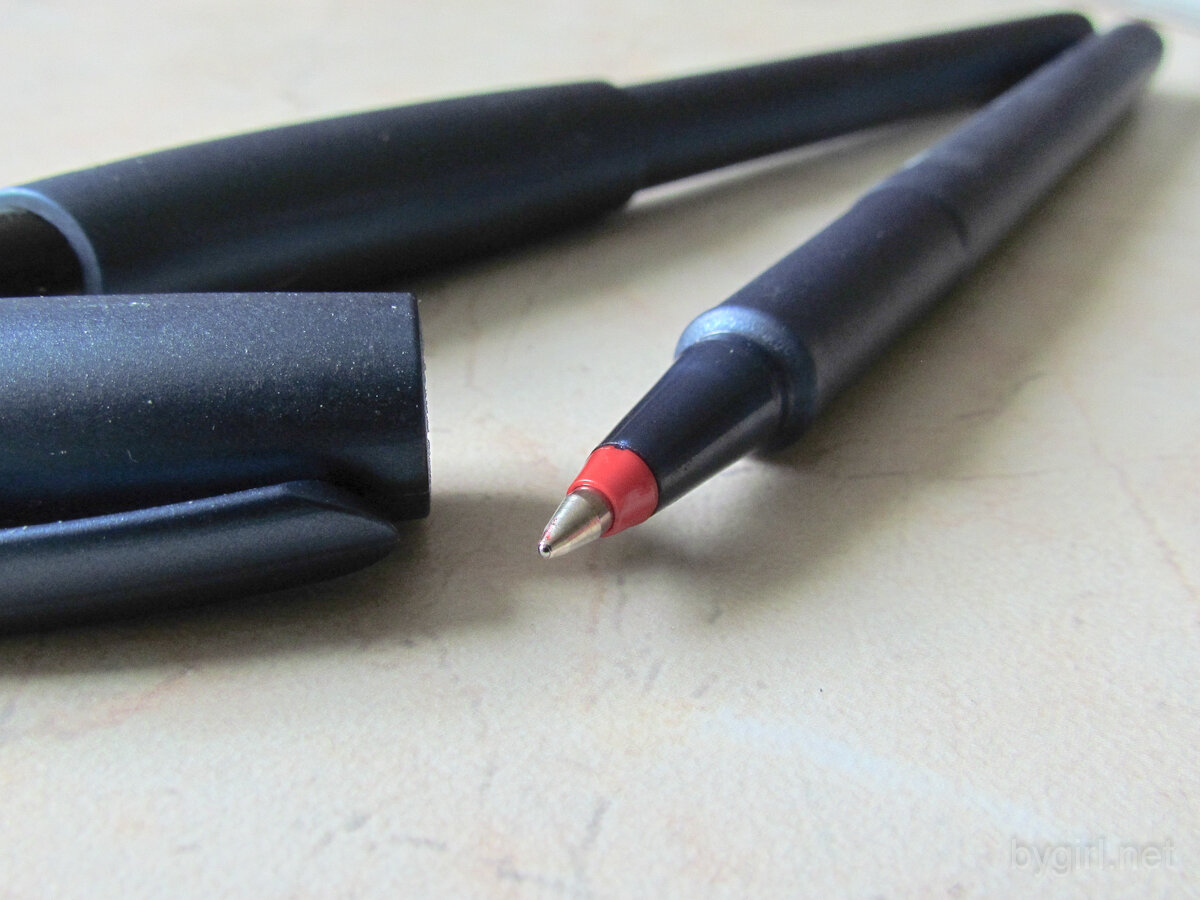 Ими, конечно, можно рисовать, но они хороши скорее для дудлинга. Так как из-за шарика чернила распределяются неравномерно, то даже сплошная линия с постоянным нажимом может быть на разных участках то слишком бледной, то наоборот с излишком краски (и мажется! Да, именно шариковые ручки обычно больше всего мажут).