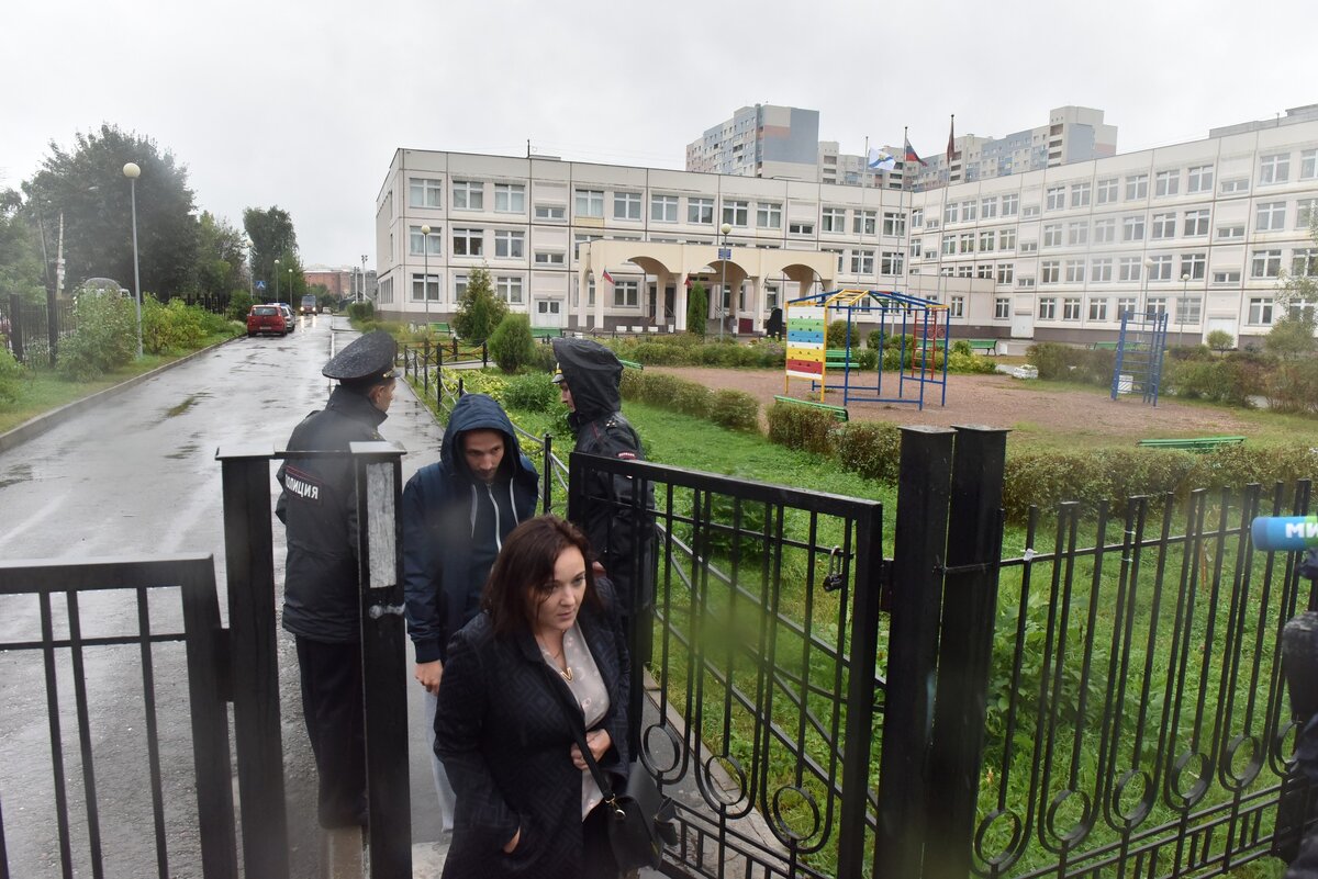 Здание школы оцеплено, внутрь никого не пускают.