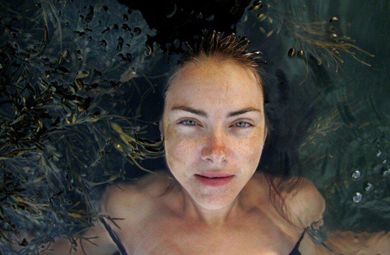 Цианобактериям для жизни и размножения нужны только солнечный свет и вода. Эти нехитрые ингредиенты они путем сложных химических реакций превращают в уникальные вещества, очень нужные человеческому организму. 