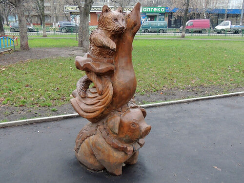 

Фигуры иллюстрируют героев некоторых рассказов Антон Павловича Чехова, со временем в сквере будет и памятник самому Чехову.Скульптуры в Парке(Сквере)Москва,Люблино,метро "Люблино" Человек в футляре
