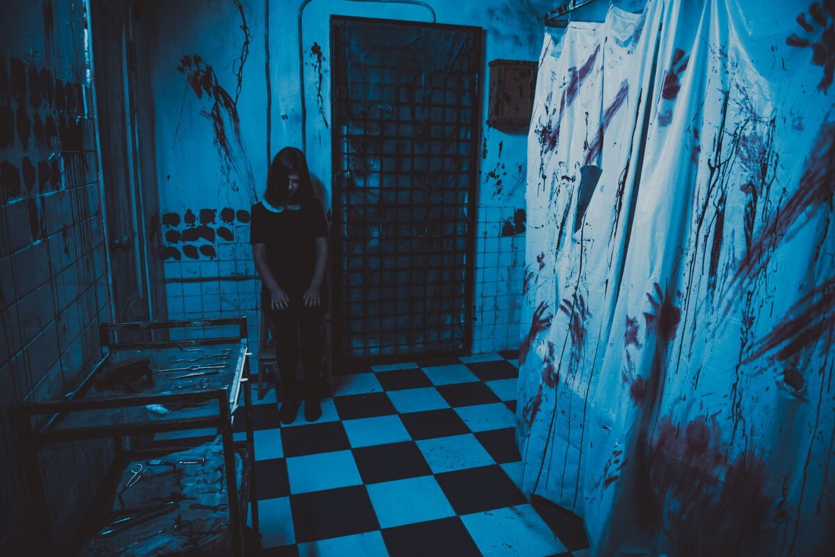 Horror room. Квест аттракцион Лабиринт страха. Фильм ужасов комната страха.