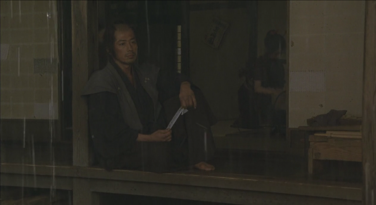 Дождь это многогранный инструмент в руках умелого режиссёра. Здесь, например, с помощью дождя показаны затронутые чувства персонажа. Кроме того, дождь помогает оживить статичную сцену.