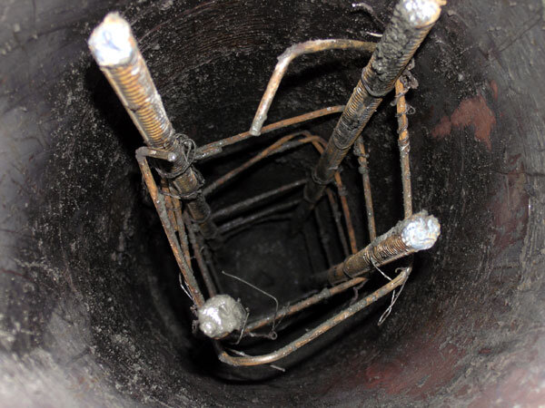  Металлический каркас в скважине