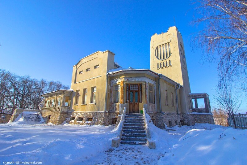 2.

Дача была построена в 1908-1909 годах в стиле модерн. Спроектировано здание таким образом, что не имеет повторяющихся деталей - с каждой стороны открывается оригинальный вид. Так как владелец проживал на даче только в теплое время, отопления на даче не было. После революции 1917 года дача купца была национализирована. Одно время в ней размещался госпиталь, потом детский дом. В 1929 году здание занял клуб от Самараводоканала. Они провели туда центральное отопление, тем самым положив начало разрушению дома. Фундамент просел. Попробовали исправить ситуацию стянув фундамент металлическими стяжками - стало еще хуже, по зданию пошли трещины. Уникальные интерьеры внутренних помещений были утрачены.
