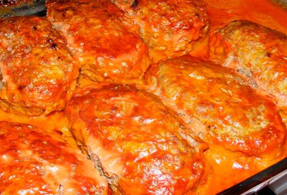 Голубцы в духовке в сметанном соусе. Голубцы в сметанном соусе. Ленивые голубцы с капустой в духовке с подливкой. Ленивые голубцы с капустой в духовке с подливкой. Голубцы с капустой.