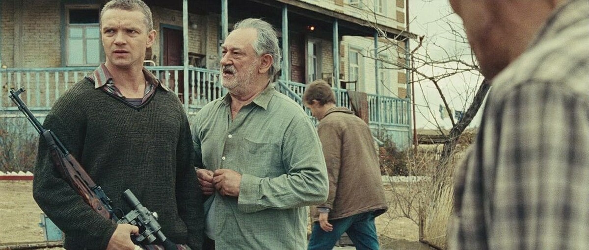 Фильм длится 2 с лишним часа при том, что очень большое кол-во материала пошло в "стол". Даже после этого фильм очень неспешный в начале, дайте ему шанс)