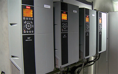 Перспективной технологией является применение на судах гибридной пропульсивной установки для осуществления движения и энергоснабжения всех потребителей. Основным узлом в системе является валогенератор на основе преобразователя частоты переменного тока VACON. Привод с функциями отбора мощности (PTO) и приема мощности (PTI) располагается между винтом и главным двигателем и обеспечивает оптимальный контроль силовой установки на разных скоростях. Конструкция базируется на стандартном блоке инвертора в качестве выпрямителя и сетевого преобразователя, плюс трансформатор.