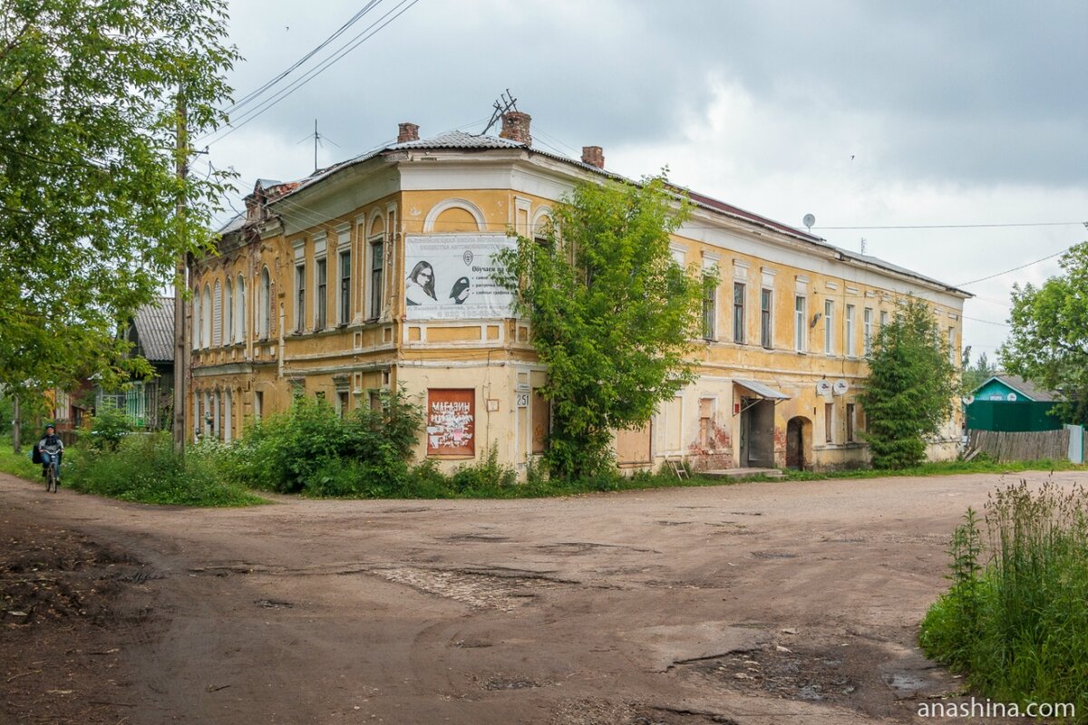 Вышний волочек видео. Дом Ванчакова Вышний Волочек. Исторический центр города Вышний Волочек. Вышний Волочек старинные здания. Вышний Волочек улочки.