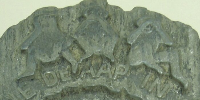 Фрагмент с тремя обезьянами