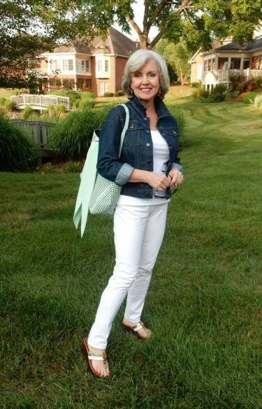 Спойлер: этим летом актуальны джинсовки. Женщине в возрасте выбрать правильную очень легко: читайте ниже, как это сделать