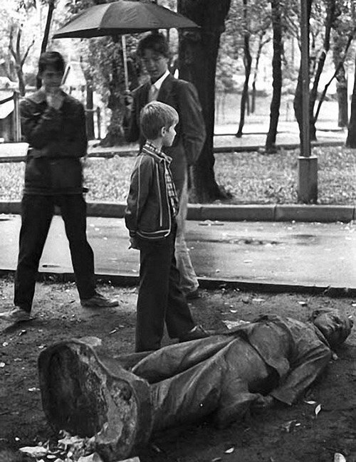 В 1991 г. памятник Павлику Морозову скинули с постамента...