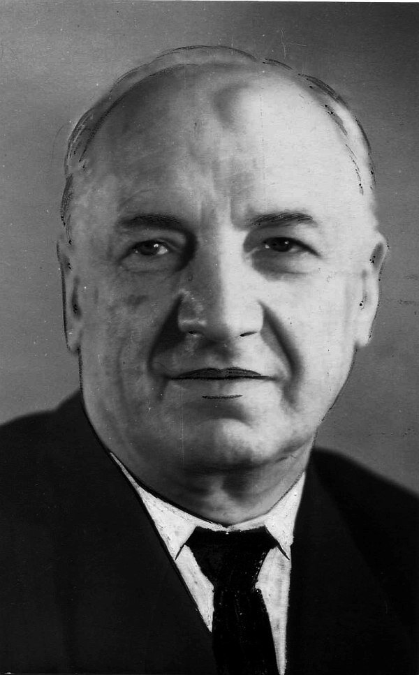 Семён Гинзбург (фото из коллекции музея истории Санкт-Петербургской консерватории). Лет 40-50 назад над бумажным оригиналом фотографии неловко поработал с кисточкой и тушью график-ретушёр, готовивший её для публикации в консерваторском сборнике.