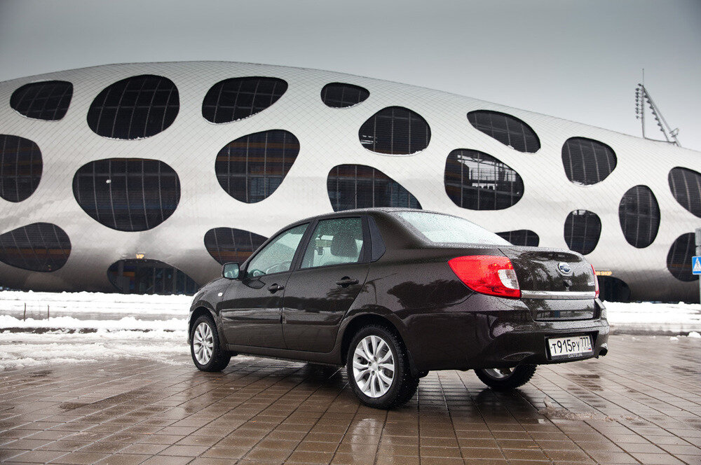 Любопытно,  что единственный дилер Datsun  в Республике Беларусь находится не в  Минске, а в Борисове. Кстати, на заднем плане – стадион местного  футбольного клуба БАТЭ, доминирующего в Чемпионате страны и регулярно  представляющего Беларусь в Лиге Чемпионов и Лиге Европы.