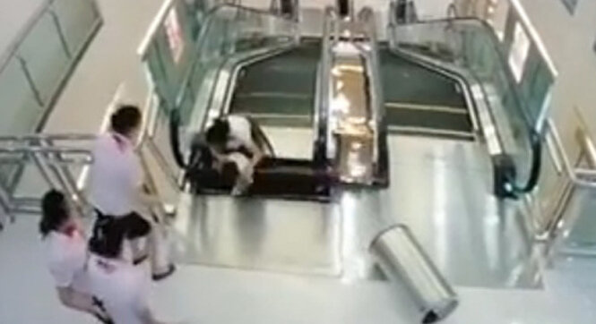 Оказалось, перед этим, буквально за несколько минут  до гибели  женщины, две сотрудницы магазина  этого торгового центра  поднимались на этом эскалаторе и видели, что  одна ступенька сломана! Но похоже не до такой степени, чтобы эскалатор автоматически остановился  из-за неисправности и он продолжал работать, а девушки стояли и наблюдали!  