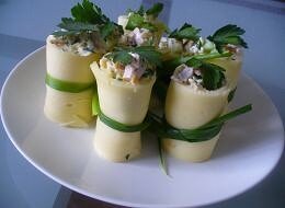 Нам понадобится: 1. Сыр плавленный нарезной пластинами - 400 гр.
2.Лук зеленый - 100 гр.
3. Огурцы свежие - 100 гр.
4. Ветчина - 100 гр.
5. Яйцо отварное - 3 шт.
6. Майонез - 50 гр.



Как приготовить: 
Готовим салат любой на ваше усмотрение, я взяла что было под рукой.
Готовые Ломтики сыра сворачиваем в стаканчики и перевязываем зелёным луком. 
Вертикально поставить на блюдо и заполнить салатом .

ФАНТАЗИРУЙТЕ С НАЧИНКОЙ , ПРИЯТНОГО АППЕТИТА !!!
 