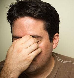 Из-за близкого расположения носовых пазух этмоидит нередко развивается в виде осложнения гайморит, фронтита.
Если не проводится адекватное лечение, и воспалительный процесс распространяется за пределы начальной зоны, то возникают фронтоэтмоидит или гаймороэтмоидит. Когда патология поражает несколько пазух, то проявляется двусторонняя форма  болезни. В этом случае говорят о течении полисинусита (пансинусита).
В группу риска развития этмоидита входят пациенты с аденоидами или полипами. Такие наросты, формирующиеся в полости носа, препятствуют нормальному оттоку слизи. В результате в пазухах возникают оптимальные условия для роста и развития патогенной микрофлоры, провоцирующей воспаление местных тканей.