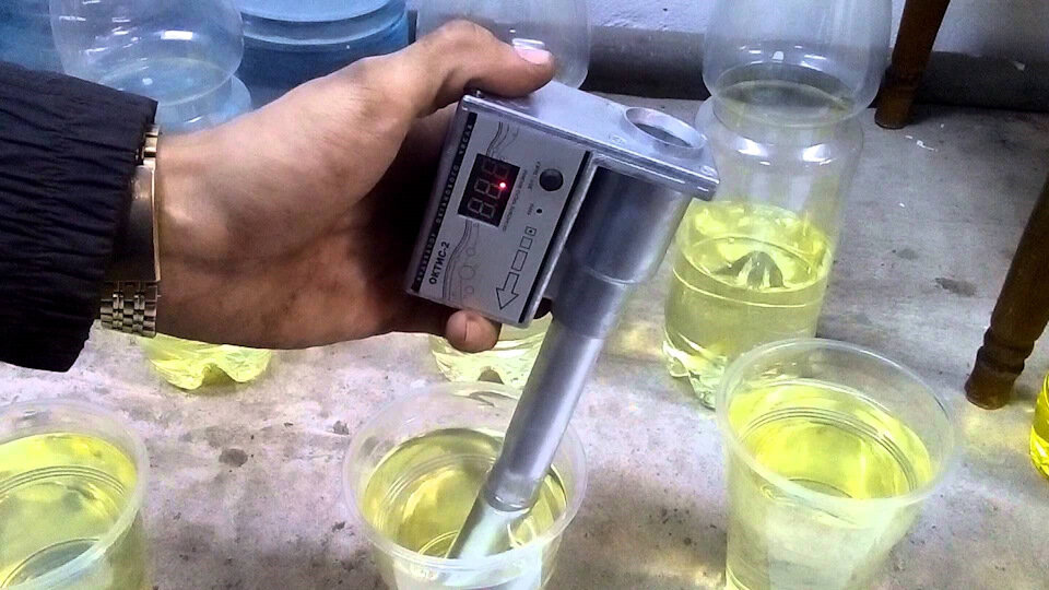 При наличии специального прибора специалисты могут проверить топливо прямо на месте.