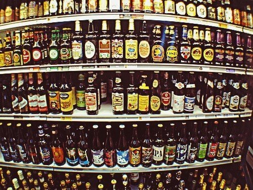 Только представь: в каждом супермаркете можно было бы выбрать IPA, Pale Ale, портеры, стауты, ламбики, биттеры. Ух, да мы бы, мужики, у этого стеллажа крутились дольше, чем дамы у косметики или шмоток.