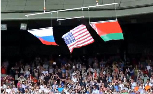 Гимн флагу сша. На Олимпиаде упал американский флаг. Падения флага США на Олимпиаде. Американский флаг купал. Россия и Беларусь упал флаг США.