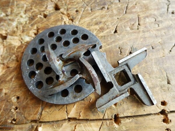 Как заточить ручную мясорубку. Как заточить ручную мясорубку. Как поточить нож для мясорубки в домашних условиях. Механическая мясорубка заточка ножей. Как заточить ручную мясорубку.