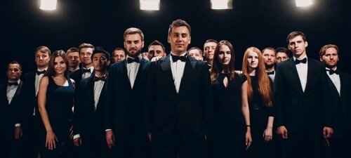 Среди спикеров присутствовал эксперт ювелирных изделий и часов от TourbillonBoutique, который рассказал о главных принципах использования часов в качестве мужского аксессуара. Приятным сюрпризом от автомобильного дилера Авилон Aura, стала презентация новой модели суперкара известной марки AstonMartin. Один из самых полезных и увлекательных мастер-классов был представлен международным экспертом по стилю, лауреатом премии «Стилист года», Александром Беловым.В своем выступлении Александр разбирал главные правила мужского стиля. Стилист объяснил, как следует одеваться на переговоры и создавать правильный имидж, подобрав идеальный костюм. Что необходимо знать при выборе аксессуаров, как подобрать цветовую гамму для образа, какие типичные ошибки совершают мужчины при выборе одежды, что уместно надевать набизнес-встречи – все эти темы были подробно изложены в выступлении Александра. К итогу мастер-класса эксперт проанализировал стиль и одежду лично вызвавшихся зрителей, скорректировав их образы и поделившись практичными советами для усовершенствования луков.«Я раскрыл самые, на мой взгляд, важные вопросы, касаемые мужского имиджа и стиля для бизнес-среды. Внешний вид предпринимателя, на самом деле, играет немаловажную роль в его профессиональном успехе. Поэтому рекомендую учитывать все правила, рассказанные мной на встрече. Уверен, эти рекомендации пригодятся всем присутствующим. Я позабочусь о том, чтобы внешний вид российских бизнесменов был достойным», — комментирует прошедшее событие Александр Белов.