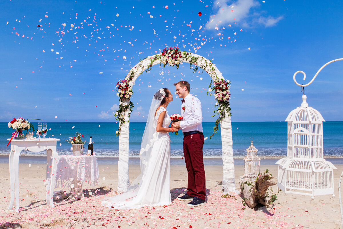 Свадебные арки на берегу моря