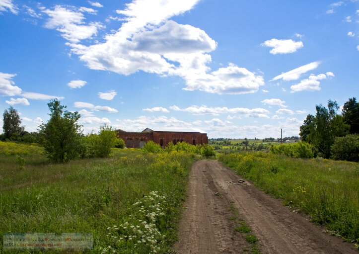 1. Первое, что бросается в глаза — храму сделали временную крышу. Смотрится по дурацки, но это верный показатель серьезности намерений по реставрации — защита от протечек сверху.