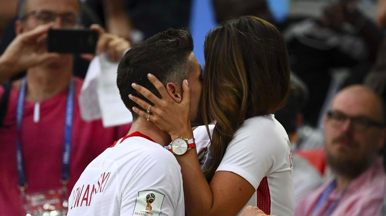 Роберт Левандовски и его жена после матча против Сенегала / AFP