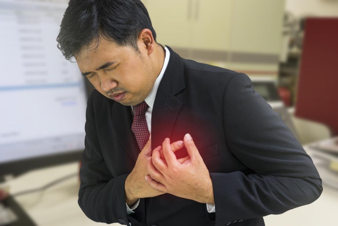 Боль в груди и одышка являются распространенными симптомами сердечного приступа.