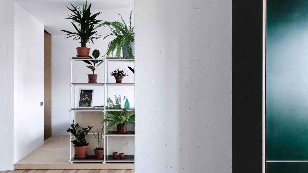 Квартира #149 принадлежит молодой паре, которая попросила архитектора воплотить их мечты о современности и уюте в рамках скромного бюджета. 