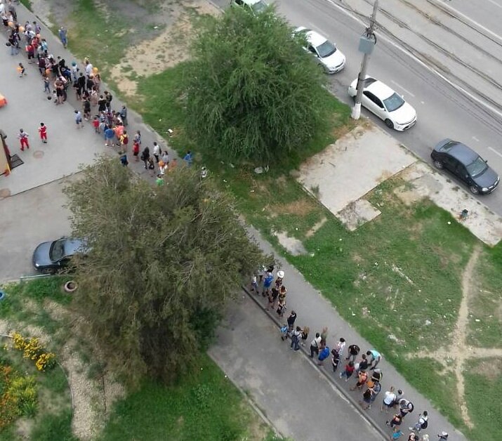 Причём, как пишет издание, покупатели могут брать неограниченное количество пицц по 100 рублей. Возможно поэтому, в очереди предприимчивые жители уже продают места, пишет «Комсомольская правда». 
Вклиниться вне очереди стоит от 500 до 1000 рублей.
Как пишет «КП», люди готовы мокнуть под дождём, чтобы взять пиццу по 100 рублей, при средней цене в 300 рублей за пиццу по городу. Покупатели себя не ограничивают, берут разом по 10-20 коробок.

Это создаёт в очереди напряжение. Ведь акция закончится, когда продадут трёхтысячную пиццу. Что примечательно, длинная очередь за дешёвой пиццей выстраивается в городе во второй раз за последние несколько месяцев. В апреле 2018 года волгоградцы толпились у другого заведения этой же сети, когда была объявлена подобная акция.

Не все местные жители одобряют предприимчивых земляков. В пабликах во «ВКонтакте» очередь за пиццей называют «стадом» и удивляются, на что люди готовы ради халявы.