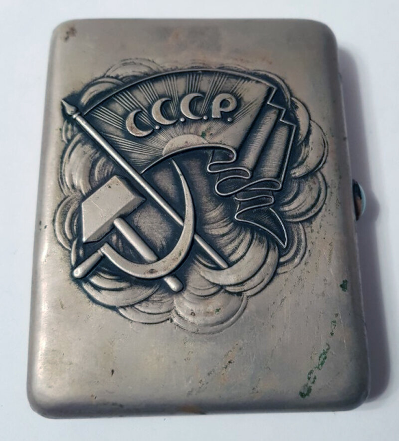 Портсигар с символикой советского государства.