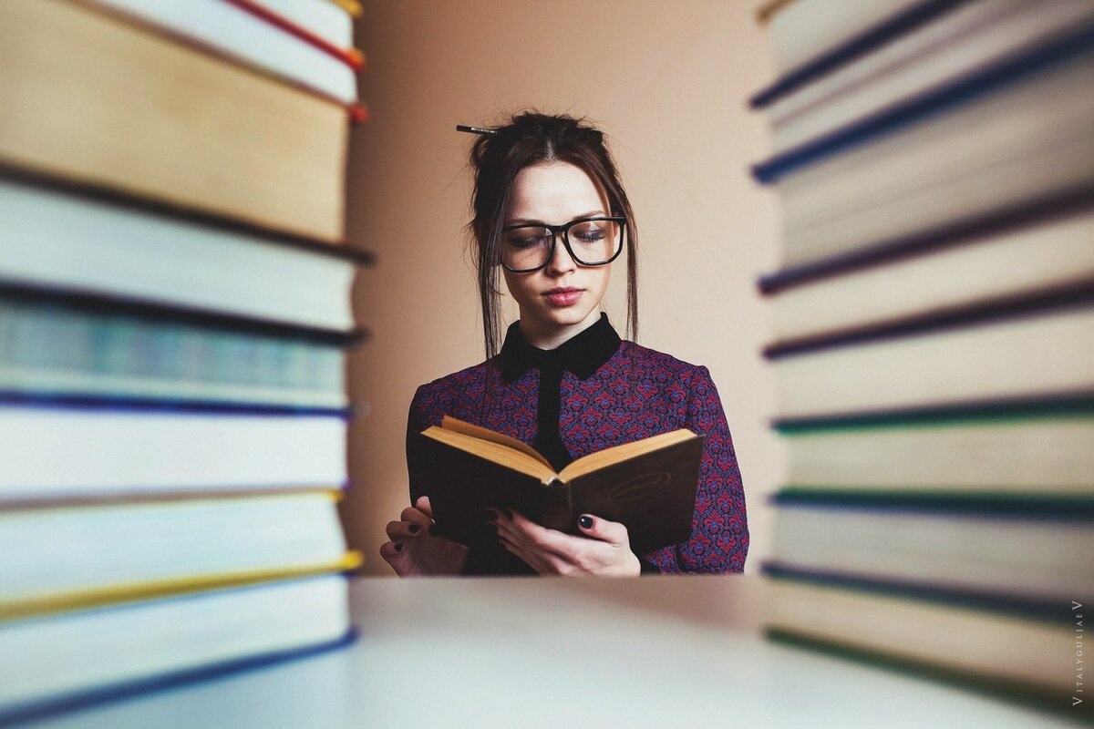 Книга жизни учителя. Умная девушка. Умная девушка в очках. Девушка в очках с книгой. Идеи для фотосессии с книгой.