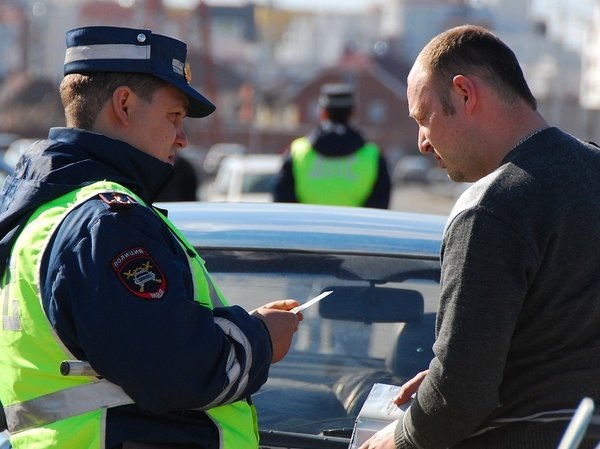 Чтобы не привлекать внимание сотрудников ДПС в осенний период, мы рекомендуем вовремя очищать номера, фары и брызговики / Источник: 63.ru