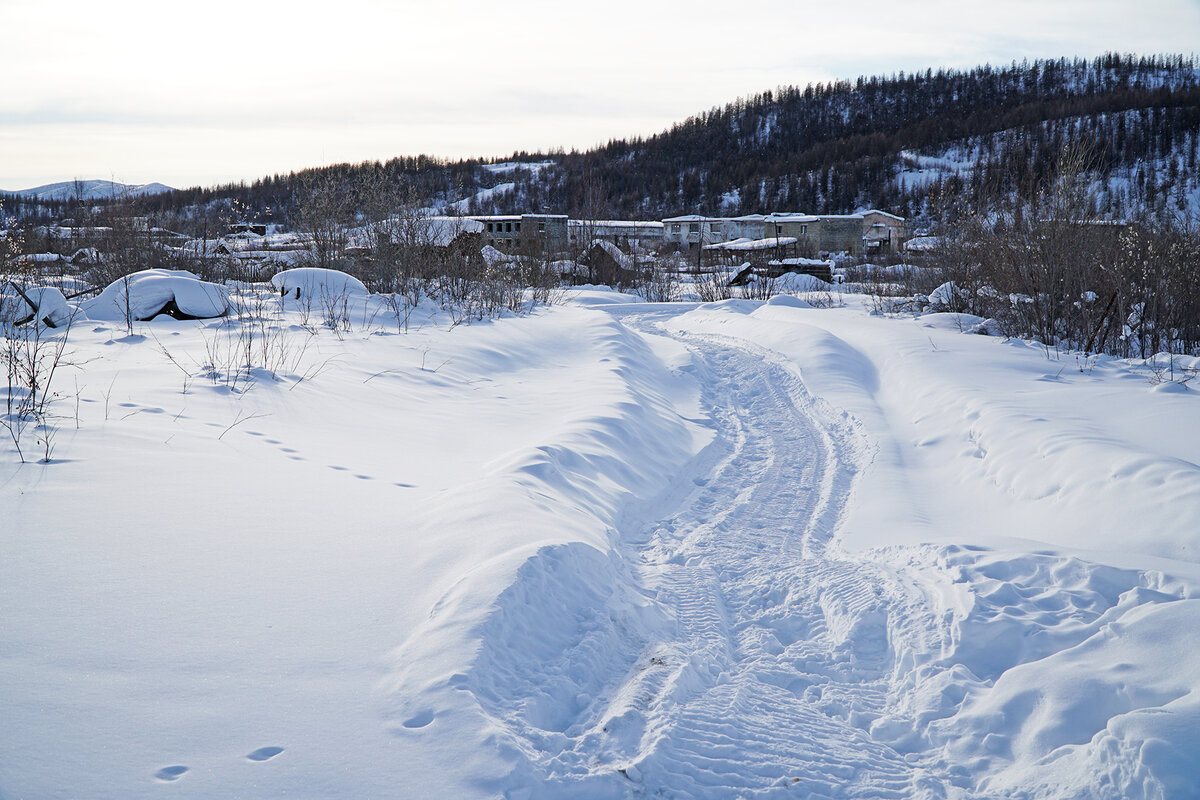 А дальше она превращается в тропу, накатанную, похоже, снегоходами, и обходит собственно Кадыкчан стороной