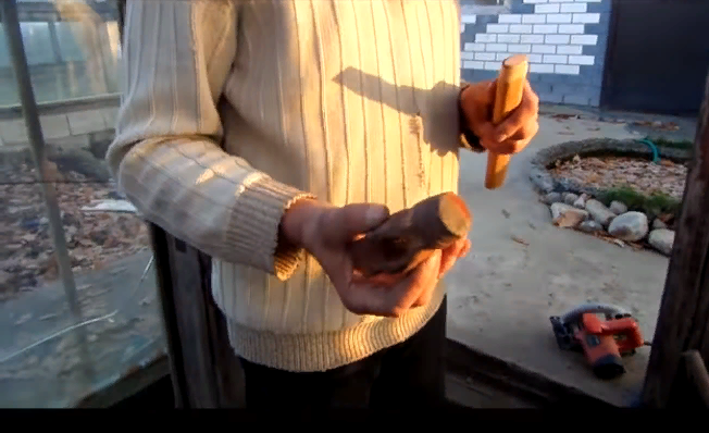 Можно использовать рашпиль, но это дольше. Мы для обработки рукояти для молотка давно пользуемся электро инструментом.В этом видео рассказывается,как при помощи болгарки с лепестковым кругом насадить молоток и убрать заусенцы с бойка. 