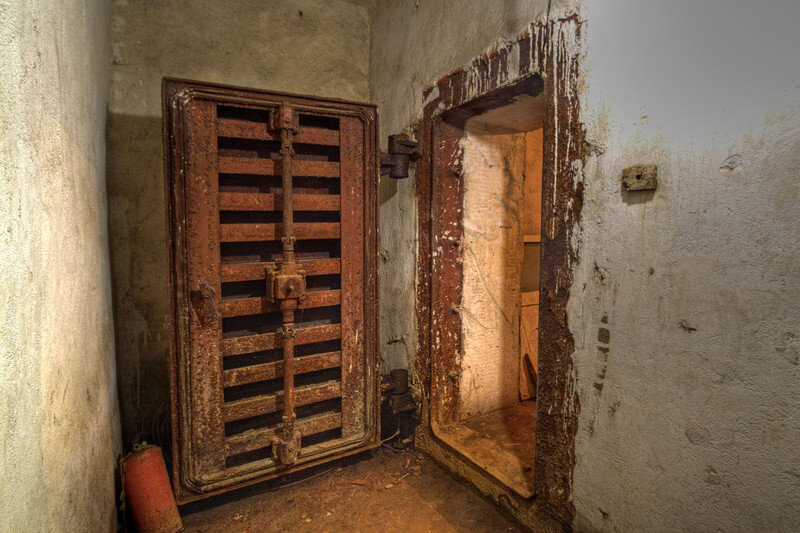 Это убежище имеет несколько входов, оборудованных тамбур-шлюзами с защитно-герметическими дверями.