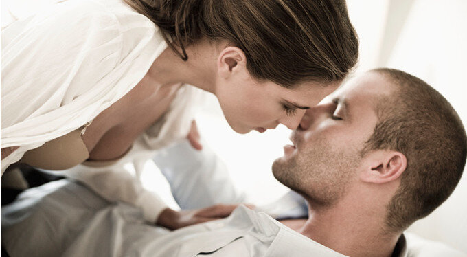 Как много споров о любви! Такая трепетная тема. Кто-то считает, что любви нет, кто-то верит всей душой в её великую силу. Или верил когда-то, а сейчас стоит перед выбором и не знает что лучше. Что же, проведём сравнительный анализ.