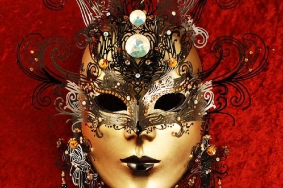 Как много постов в интернете о том, что нужно освобождаться от масок, мол, люди не любят фальши. Будь искренен, честен, живи, радуйся жизни, мечтай, люби и будь полон позитива! Вот лозунг сегодняшнего дня. 