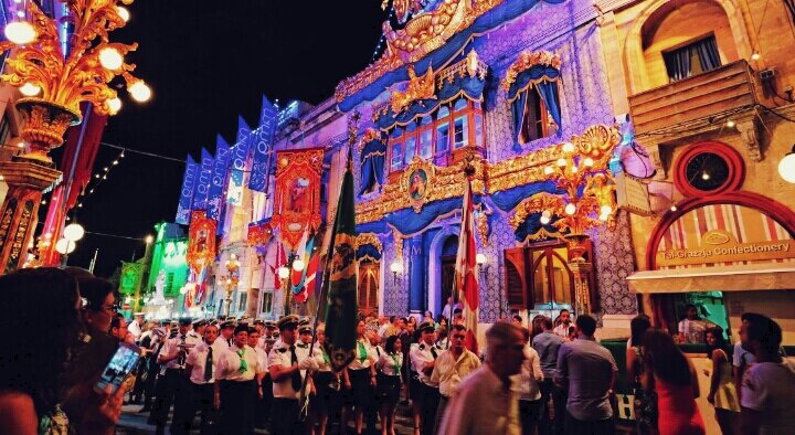    Само празднование , включающие в себя парад, музыку, уличную еду и фейерверки, обычно празднуют  в воскресенье, но город украшается уже за неделю до этого, и всю неделю по улицам города ходит оркестр и играет задорную музыку. 